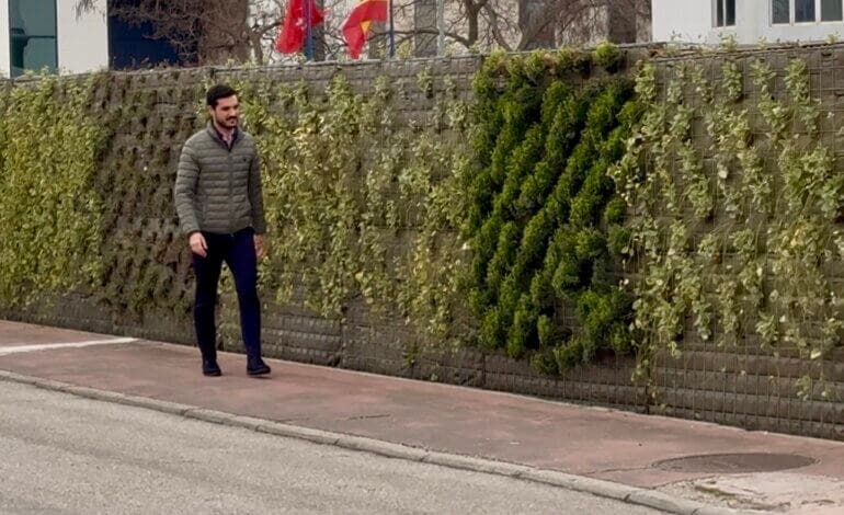 Torrejón de Ardoz estrena un nuevo jardín vertical en el polígono de Las Monjas 