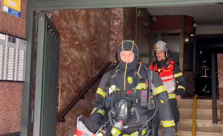 Tres intoxicados tras el incendio de un piso en obras en el barrio de la Concepción (Madrid)