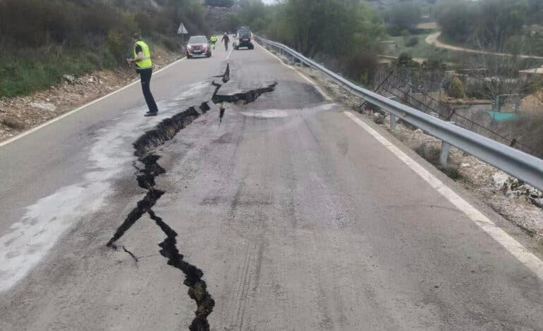 Cortada una carretera en Guadalajara por hundimiento de parte de la calzada