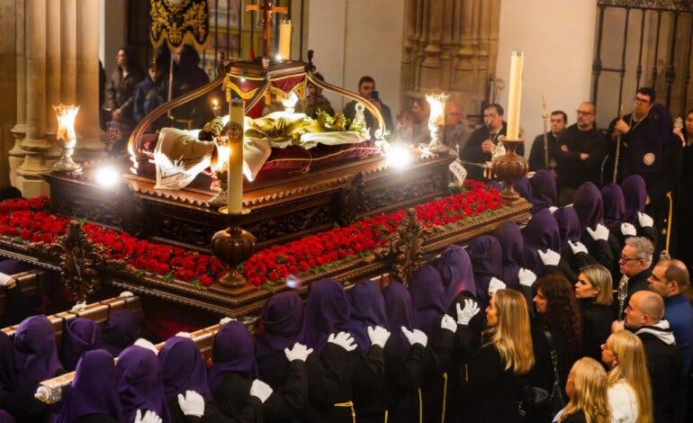 La lluvia desluce el Viernes Santo en Alcalá de Henares y obliga a suspender o alterar varias procesiones