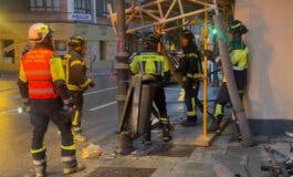 Un taxista pierde el control y choca contra un andamio en la calle San Bernardo de Madrid