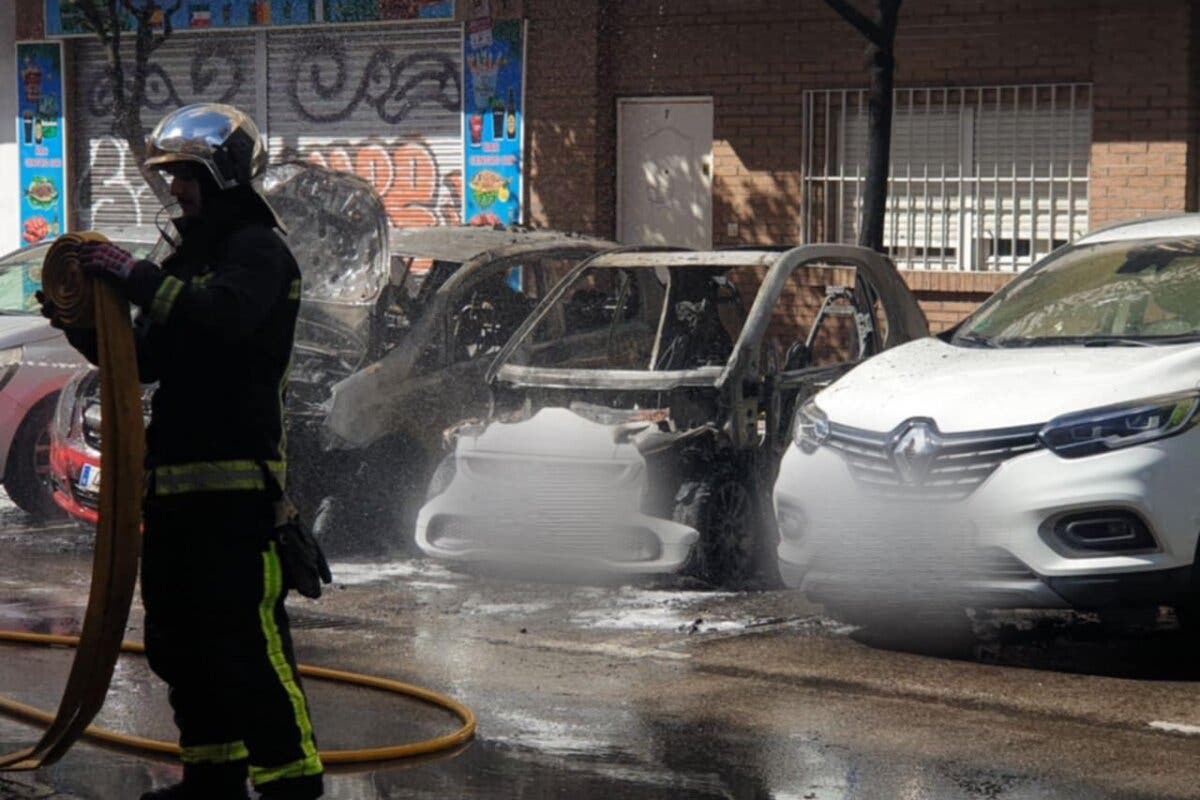 Un incendio calcina tres vehículos estacionados en Alcalá de Henares