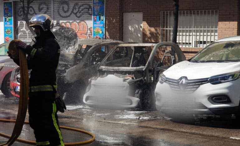 Un incendio calcina tres vehículos estacionados en Alcalá de Henares