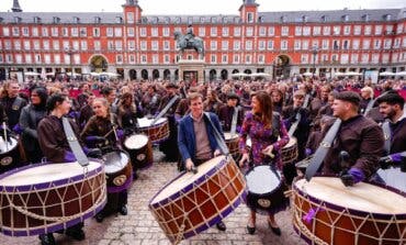 Madrid culmina su Semana Santa con el redoble de decenas de tambores en la Plaza Mayor