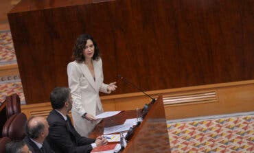 Ayuso respalda la llegada de la F1 y asegura que costará menos que «el destrozo» del PSOE en el Parador de Teruel