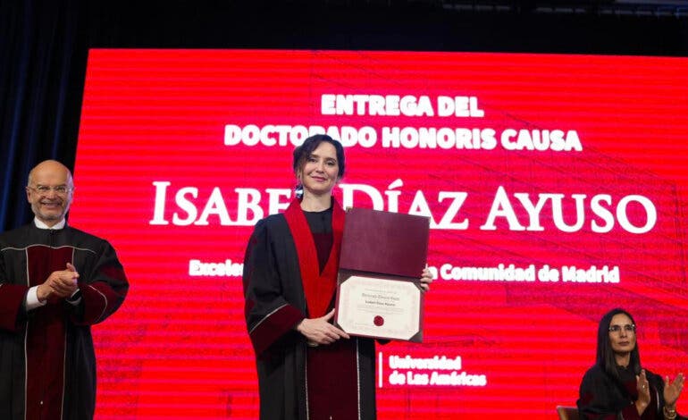 Ayuso desafía a Sánchez con una nueva universidad privada del Instituto de Empresa tras ser investida Honoris Causa en Quito