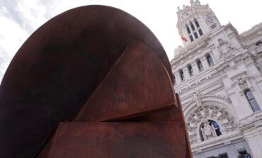 Madrid da la bienvenida a Hermes, una nueva escultura de acero de más de 5 toneladas 