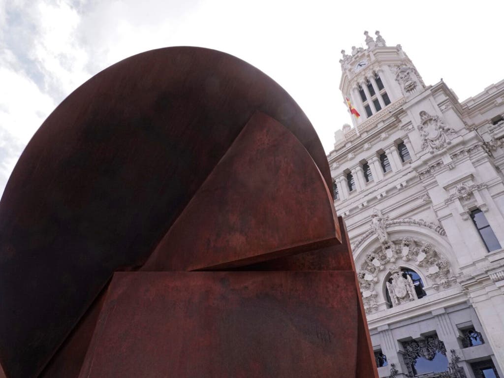 Madrid da la bienvenida a Hermes, una nueva escultura de acero de más de 5 toneladas 