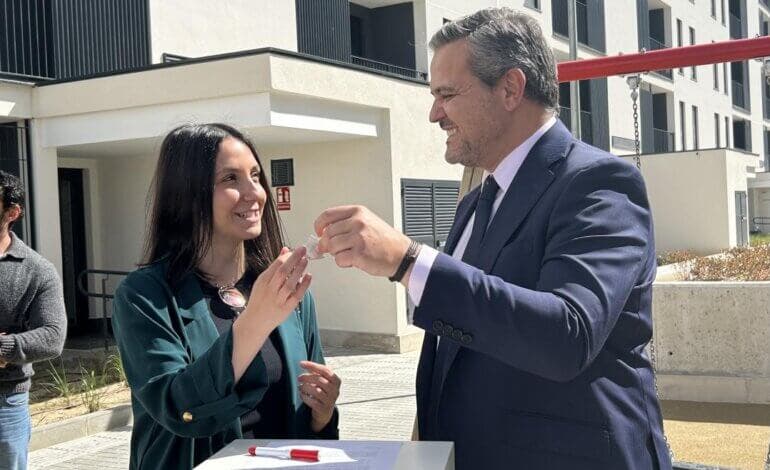 La Comunidad de Madrid entrega 280 nuevas viviendas de alquiler asequible en Alcalá de Henares.