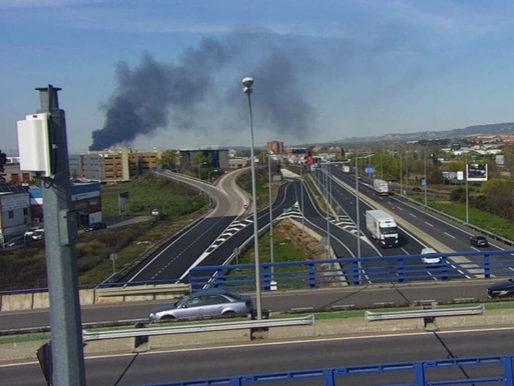 Gran columna de humo visible desde la A-2 por un incendio en una empresa de reciclaje de Marchamalo