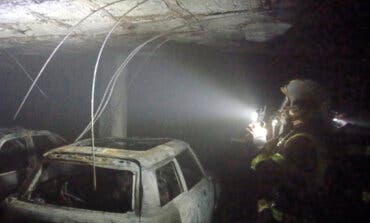 Arden siete coches y una moto en el incendio de un garaje subterráneo en Majadahonda