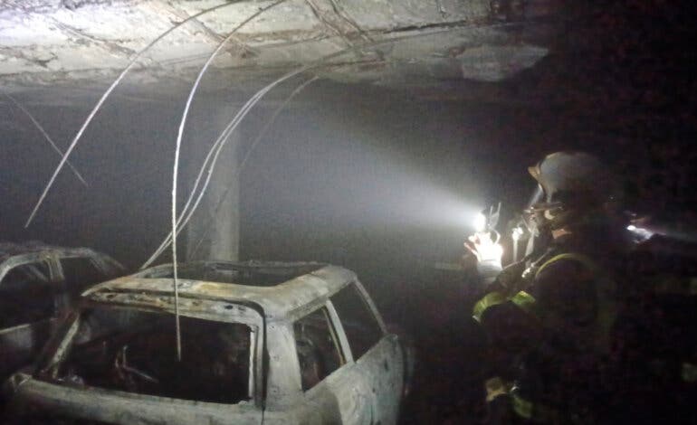 Arden siete coches y una moto en el incendio de un garaje subterráneo en Majadahonda