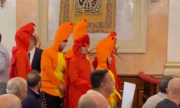 Simpatizantes de Vox disfrazados de mariscos protestan en el Pleno de Alcalá de Henares contra los liberados sindicales 