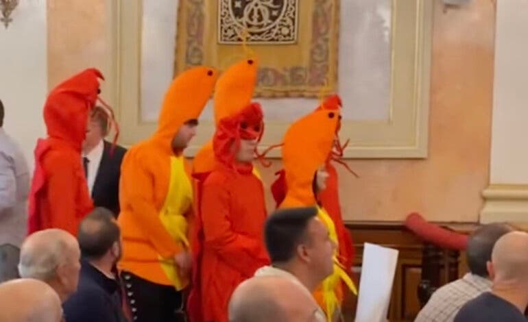 Simpatizantes de Vox disfrazados de mariscos protestan en el Pleno de Alcalá de Henares contra los liberados sindicales 