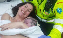 Una mujer da a luz en su coche en una salida de la M-30