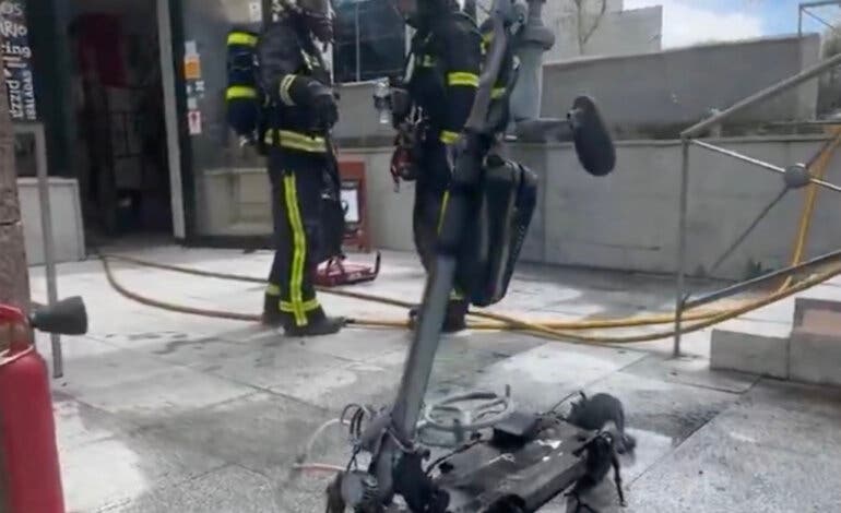 Un patinete eléctrico sale ardiendo y provoca un incendio en San Sebastián de los Reyes