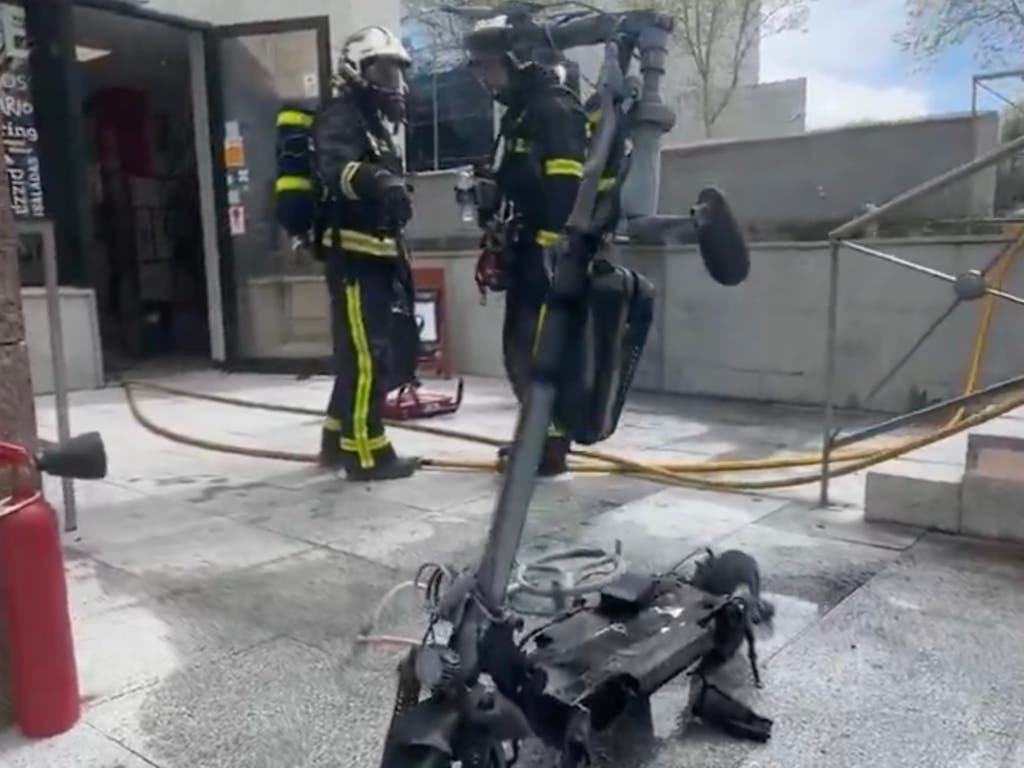 Un patinete eléctrico sale ardiendo y provoca un incendio en San Sebastián de los Reyes