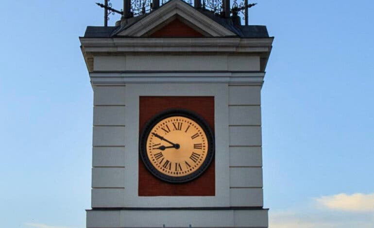 El reloj de la Puerta del Sol se retrasará una hora este viernes: «Es un gesto de hermandad»