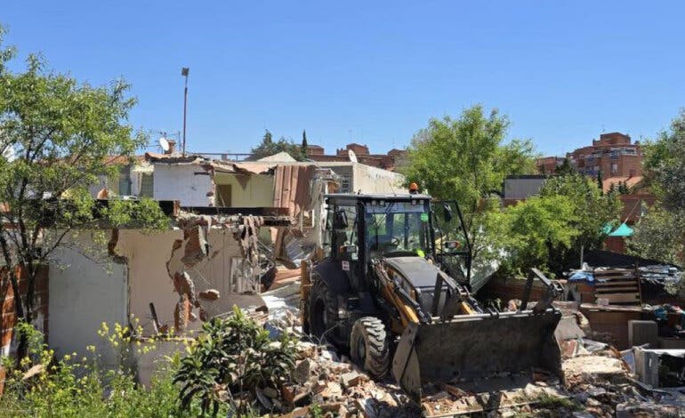 Rivas derriba varias infraviviendas y desmantela un escondite de delincuentes en la Cañada Real