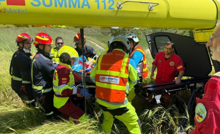 Muy grave un motorista de 31 años tras caer por un terraplén en Olmeda de las Fuentes