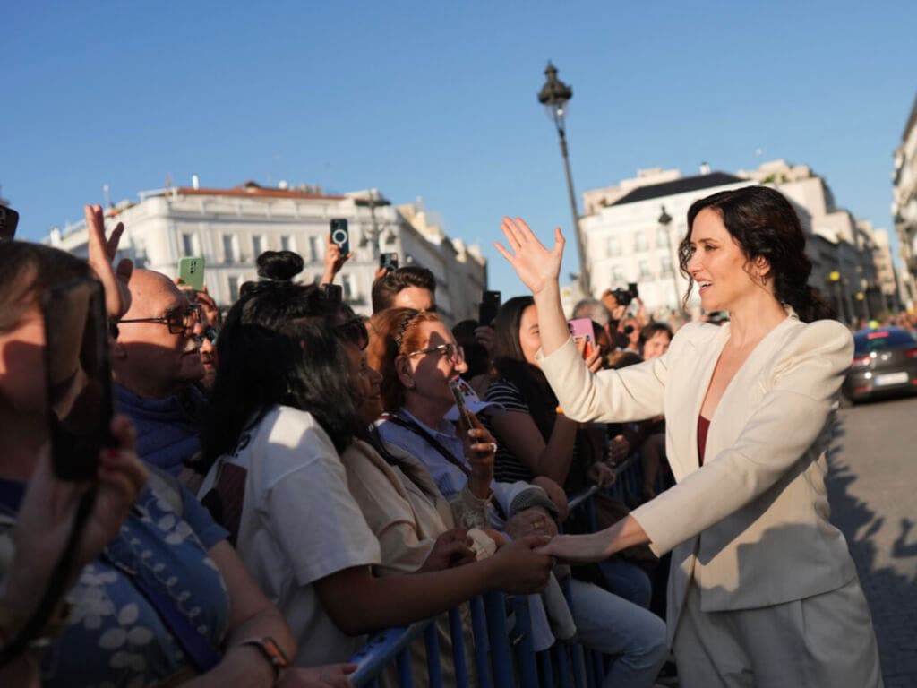 Ayuso ampliaría su mayoría absoluta en Madrid, según varias encuestas