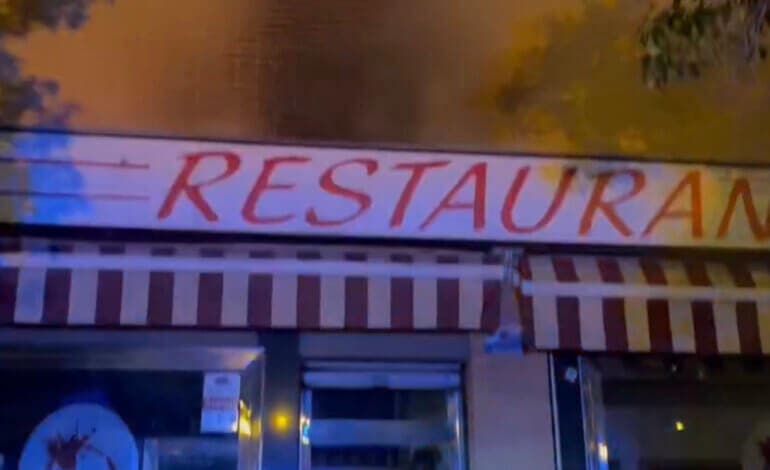 Una mujer herida y 30 viviendas desalojadas por un incendio en un bar de Villaverde
