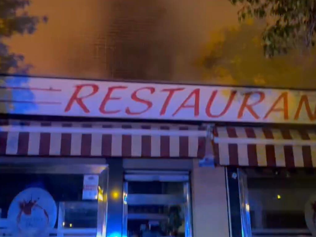Una mujer herida y 30 viviendas desalojadas por un incendio en un bar de Villaverde