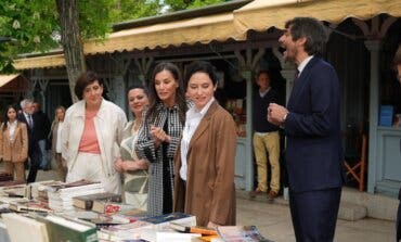La Reina y Ayuso visitan la histórica Cuesta de Moyano por su centenario