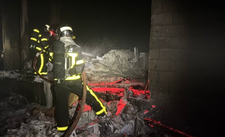 Arde una nave industrial abandonada en Móstoles sin causar heridos