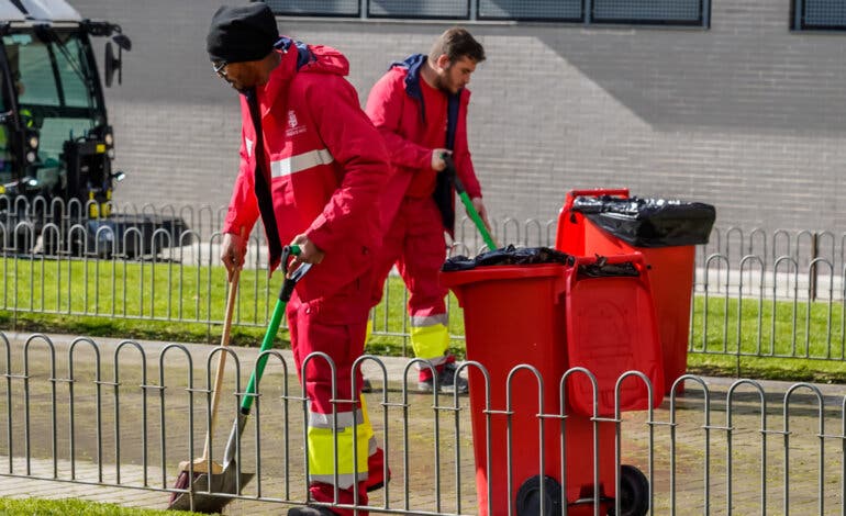 Torrejón de Ardoz activa las brigadas BEECAN y multará con 300 euros por no recoger los excrementos caninos