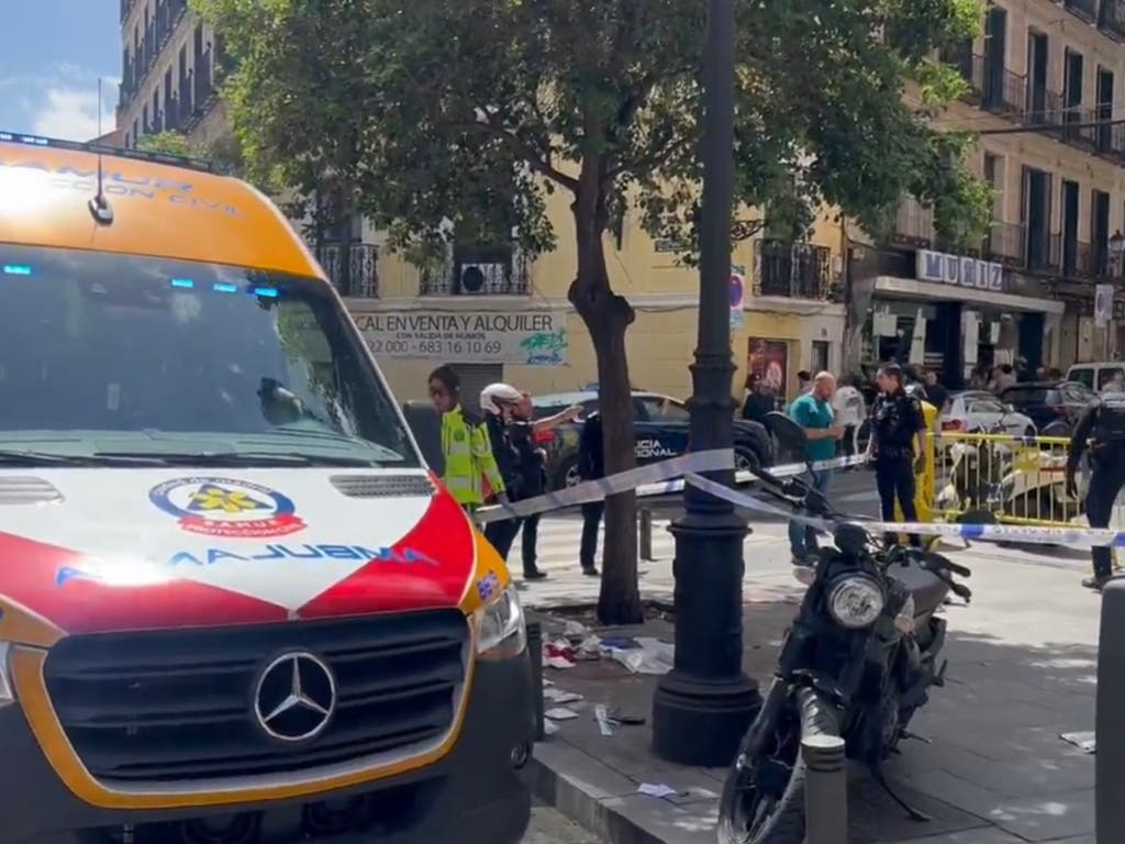 Muy grave un joven tras ser apuñalado en el cuello en la calle Toledo de Madrid