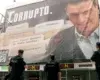 Despliegan una lona gigante frente al Congreso contra Sánchez: «Corrupto»