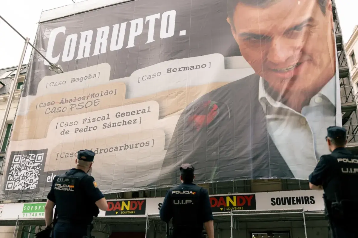 Despliegan una lona gigante frente al Congreso contra Sánchez: «Corrupto»
