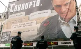Despliegan una lona gigante frente al Congreso contra Sánchez: «Corrupto»