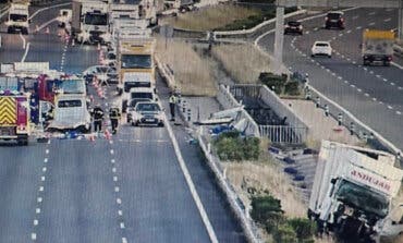 Aparatoso accidente sin heridos en la M-45: un camión pierde la carga en San Fernando de Henares