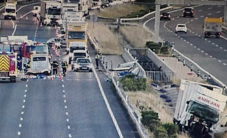 Aparatoso accidente sin heridos en la M-45: un camión pierde la carga en San Fernando de Henares