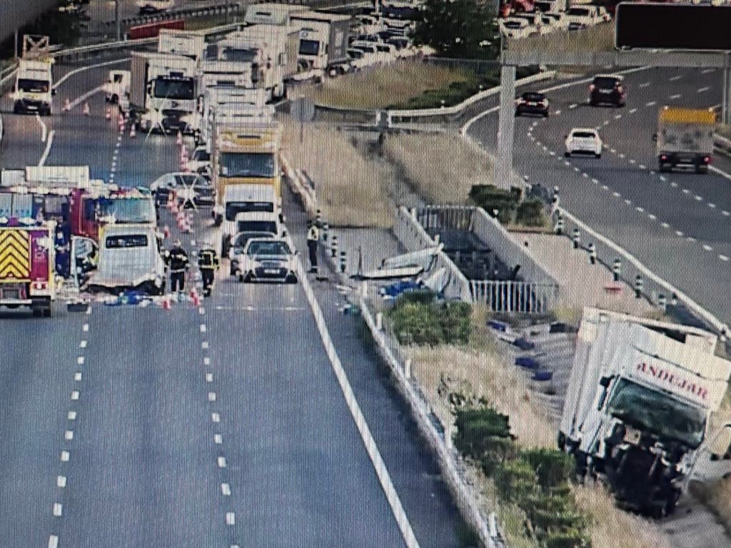 Aparatoso accidente sin heridos en la M-45: un camión pierde la carga en San Fernando de Henares