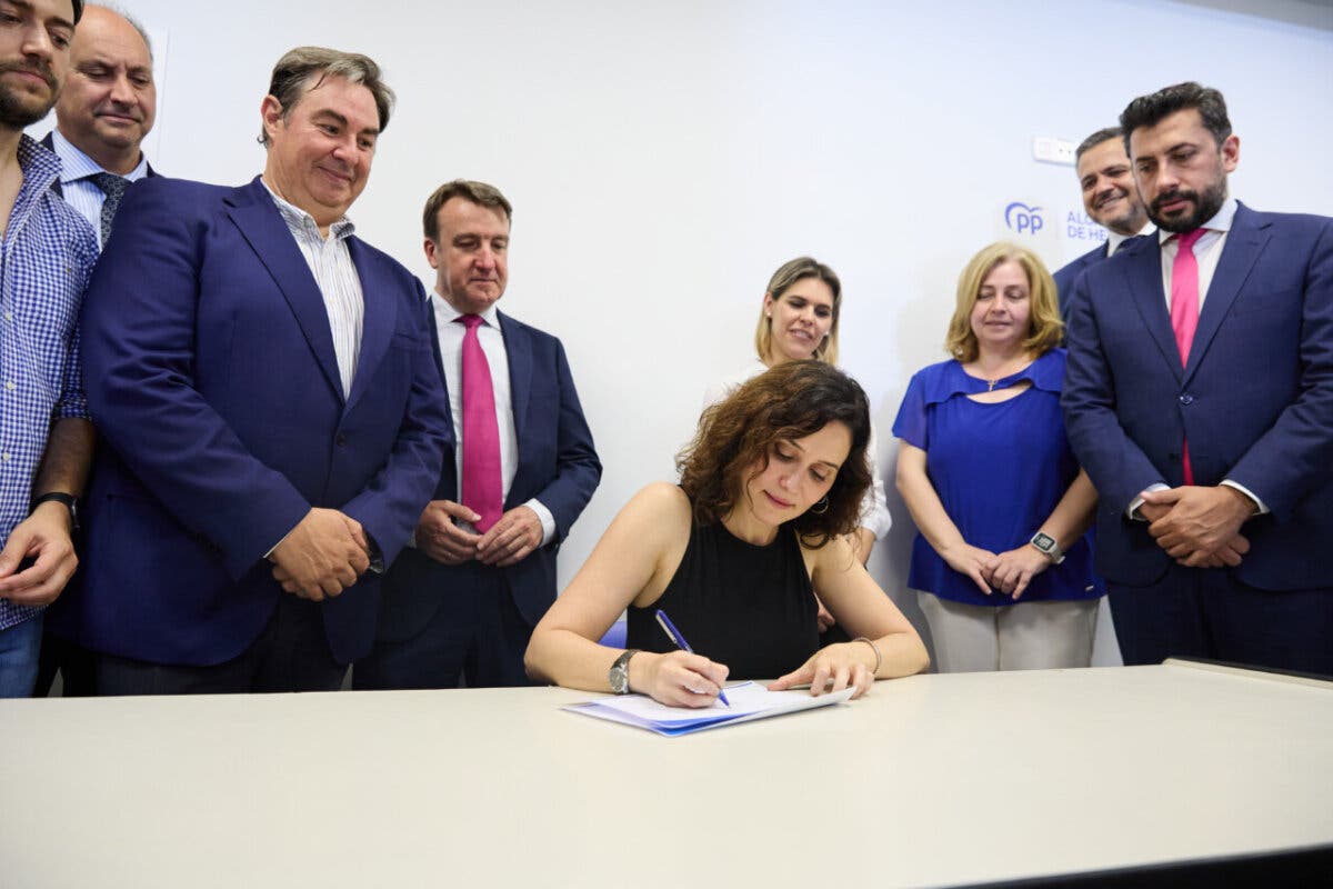 Ayuso inaugura la nueva sede del PP de Alcalá y firma el aval para la candidatura de Feijóo