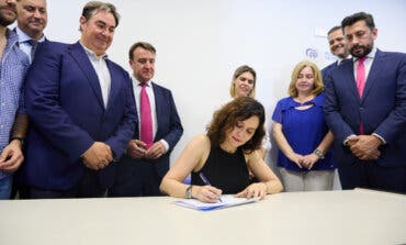 Ayuso inaugura la nueva sede del PP de Alcalá y firma el aval para la candidatura de Feijóo