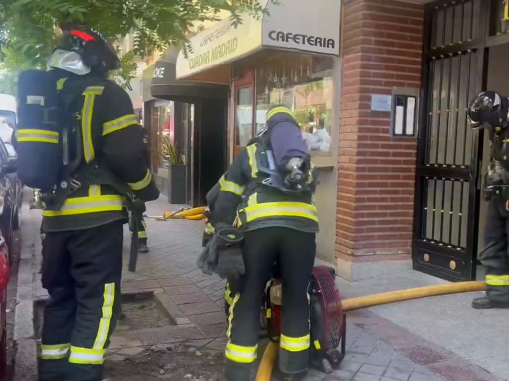 Tres intoxicados por humo en el incendio de una vivienda en General Pardiñas, en Madrid