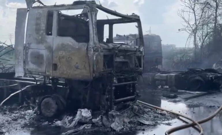 Calcinadas tres cabezas tractoras y nueve vehículos en un incendio en el polígono industrial de Meco