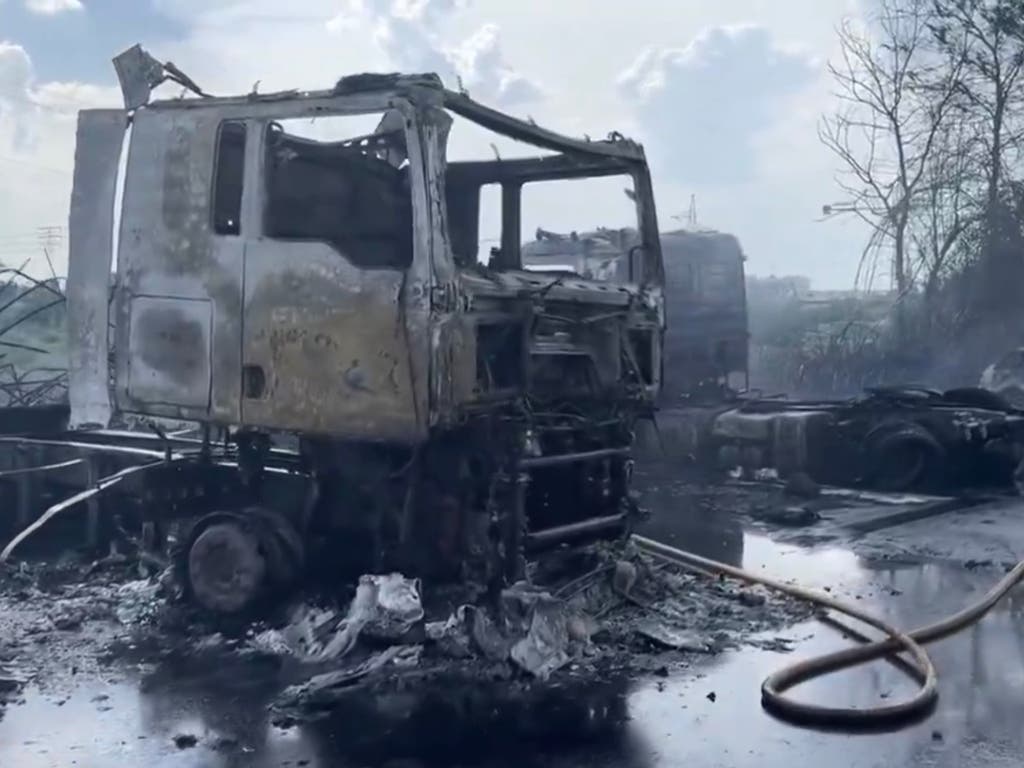 Calcinadas tres cabezas tractoras y nueve vehículos en un incendio en el polígono industrial de Meco