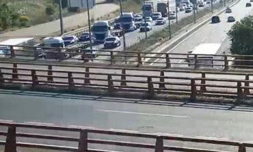 Hasta dos kilómetros de retenciones en Alcalá de Henares por un accidente en la A-2