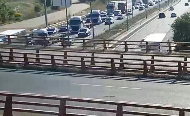 Hasta dos kilómetros de retenciones en Alcalá de Henares por un accidente en la A-2