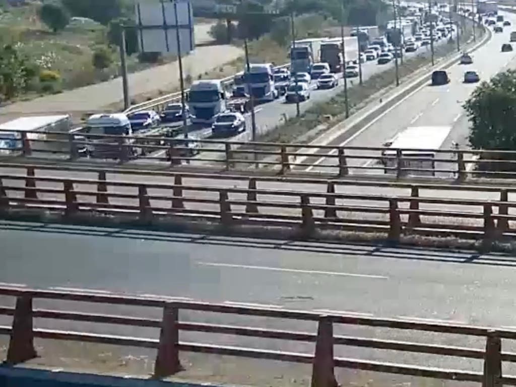 Hasta dos kilómetros de retenciones en Alcalá de Henares por un accidente en la A-2