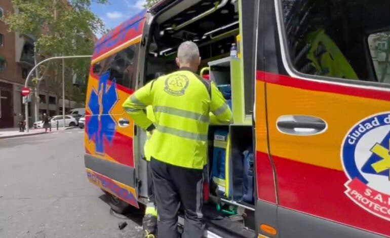 Dos heridos tras una colisión entre una ambulancia del SAMUR y una moto en Madrid