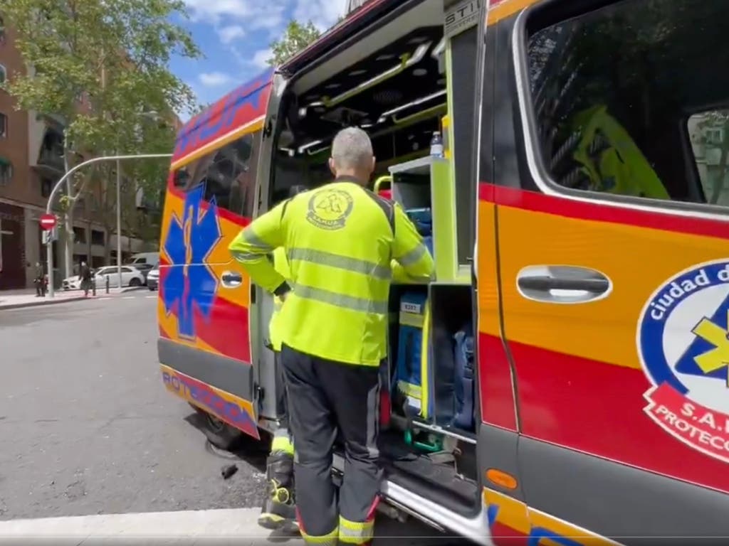 Dos heridos tras una colisión entre una ambulancia del SAMUR y una moto en Madrid