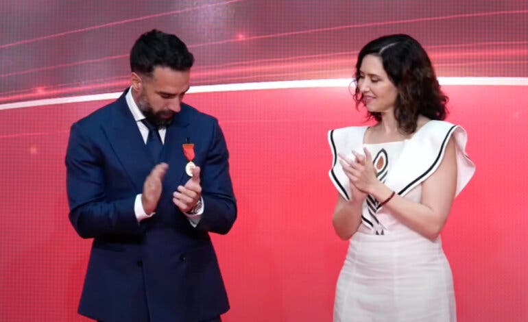 Ayuso entrega a Dani Carvajal la Medalla de Oro de la Comunidad de Madrid