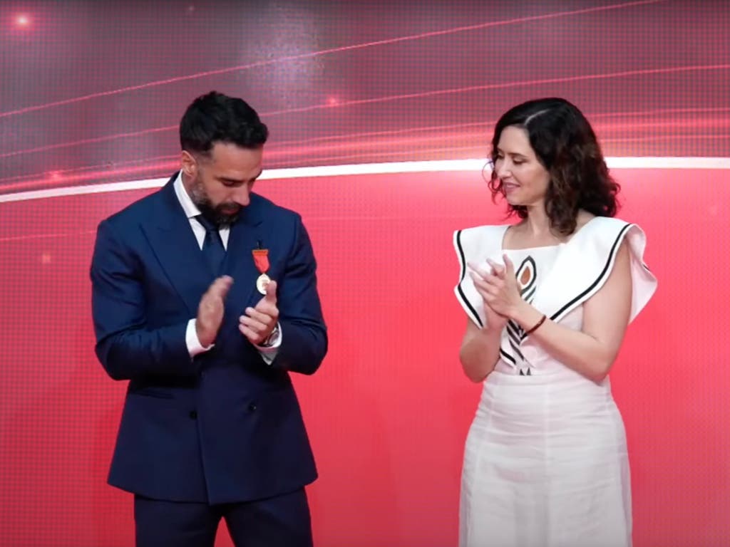 Ayuso entrega a Dani Carvajal la Medalla de Oro de la Comunidad de Madrid