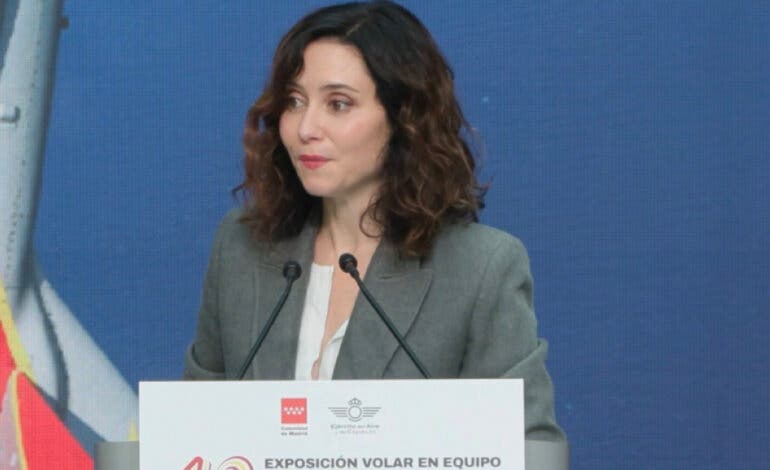 Ayuso inaugura la exposición 40 años de la Patrulla Águila: «El pueblo de Madrid admira y quiere a su Ejército»